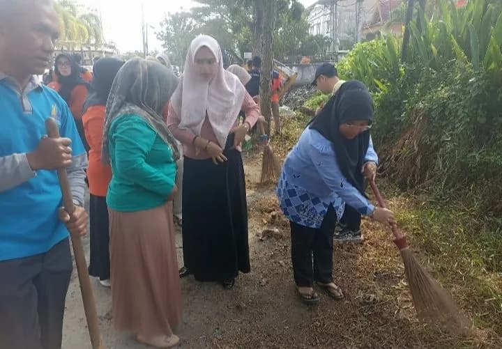 Gotong Royong Bersama, Kolaborasi Universitas Hang Tuah Pekanbaru Dengan BPBD Kota Pekanbaru Wujudkan Lingkungan Bersih dan Sehat 