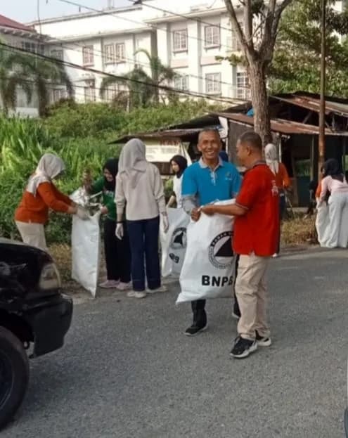Gotong Royong Bersama, Kolaborasi Universitas Hang Tuah Pekanbaru Dengan BPBD Kota Pekanbaru Wujudkan Lingkungan Bersih dan Sehat 