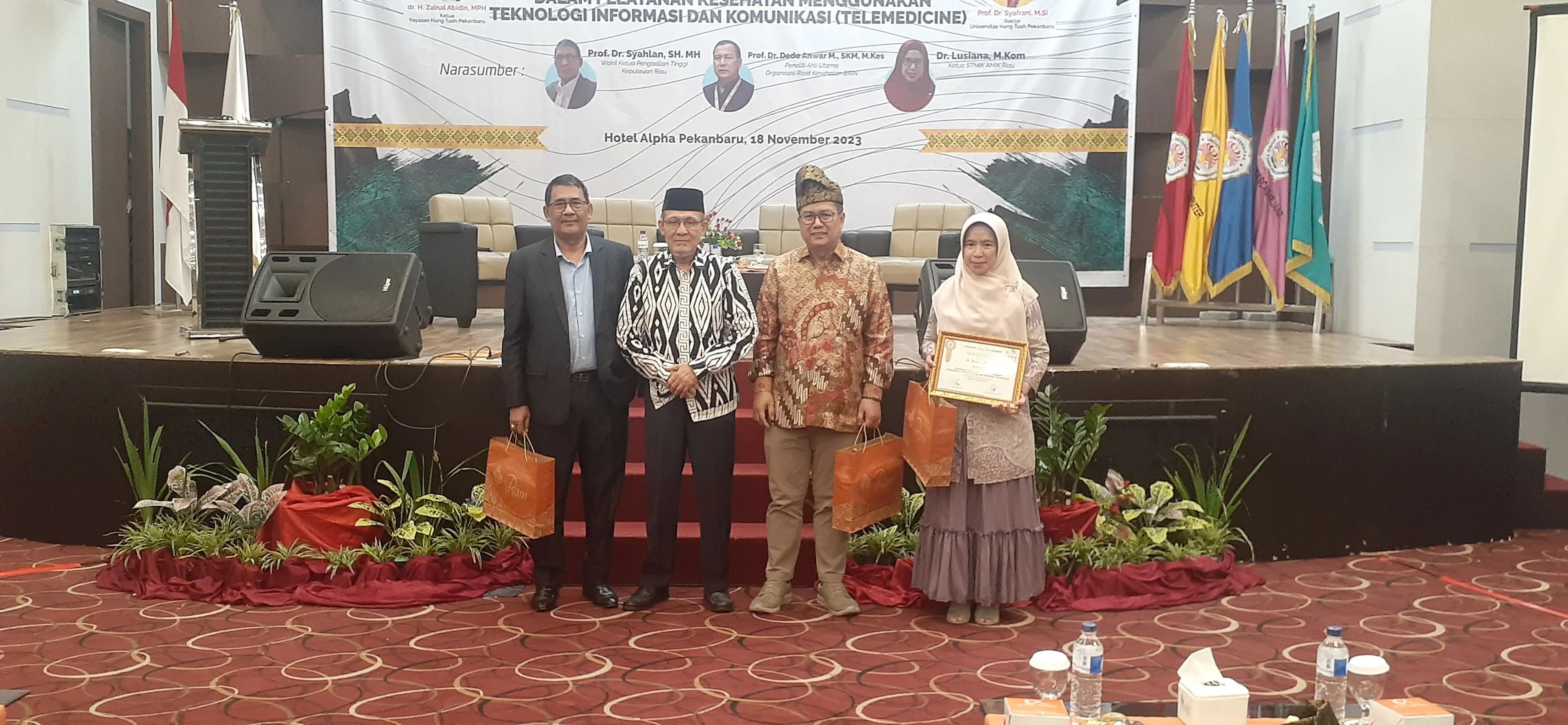 Tiga Pakar; Bidang Hukum, Kesehatan dan Telekomunikasi  Informasi Beri Kuliah Umum Mahasiswa Baru Universitas Hang Tuah Pekanbaru