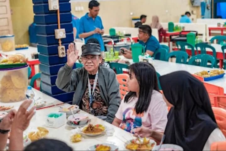 Family Gathering UHTP Tahun 2024 Rektor UHTP : Kita adalah Sama, Tidak Ada Perbedaan Satu Dengan Yang Lain, Duduk Sama Rendah, Berdiri Sama Tinggi. 