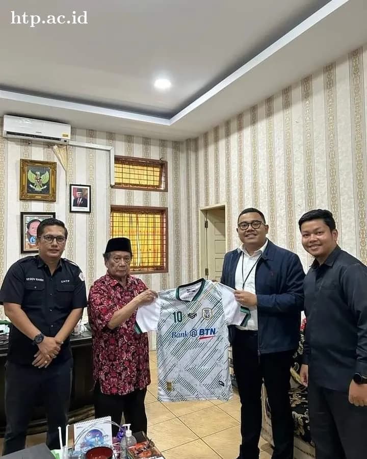 Bank BTN Pekanbaru Menyerahkan Bantuan Jersey untuk Tim Doskar UHTP