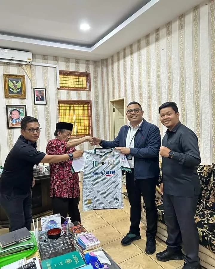 Bank BTN Pekanbaru Menyerahkan Bantuan Jersey untuk Tim Doskar UHTP