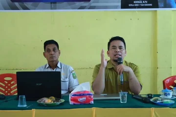 Dosen FILKOM UHTP Mengadakan In House Training di SMKN 1 Tuah Kemuning INHIL