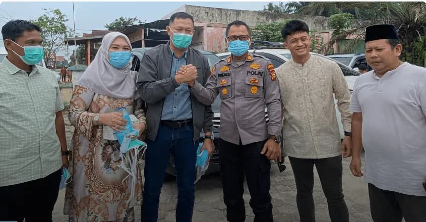 Asap Karhutla Ganggu Warga Pelalawan, Fakultas Ilmu Komunikasi dan Hukum UHT Pekanbaru Bagikan Masker dan Bangun Kesadaran Masyarakat