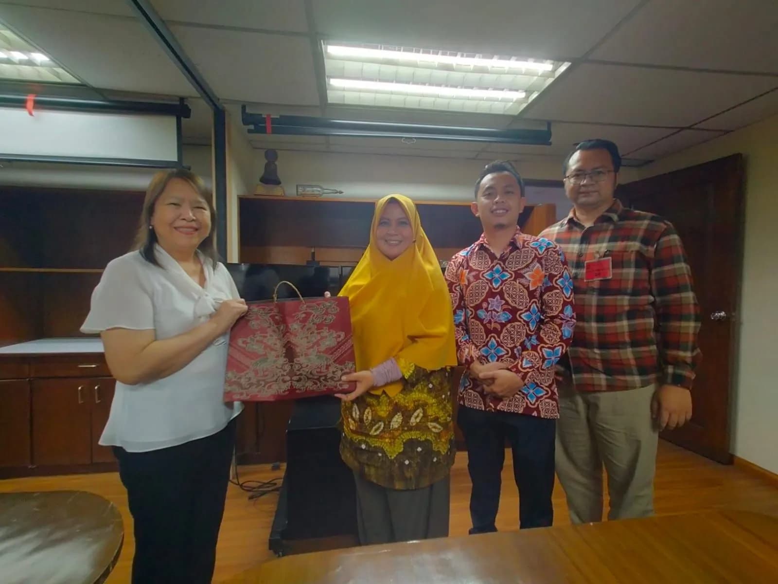 Kunjungan UHTP Ke Kedubes RI Manila