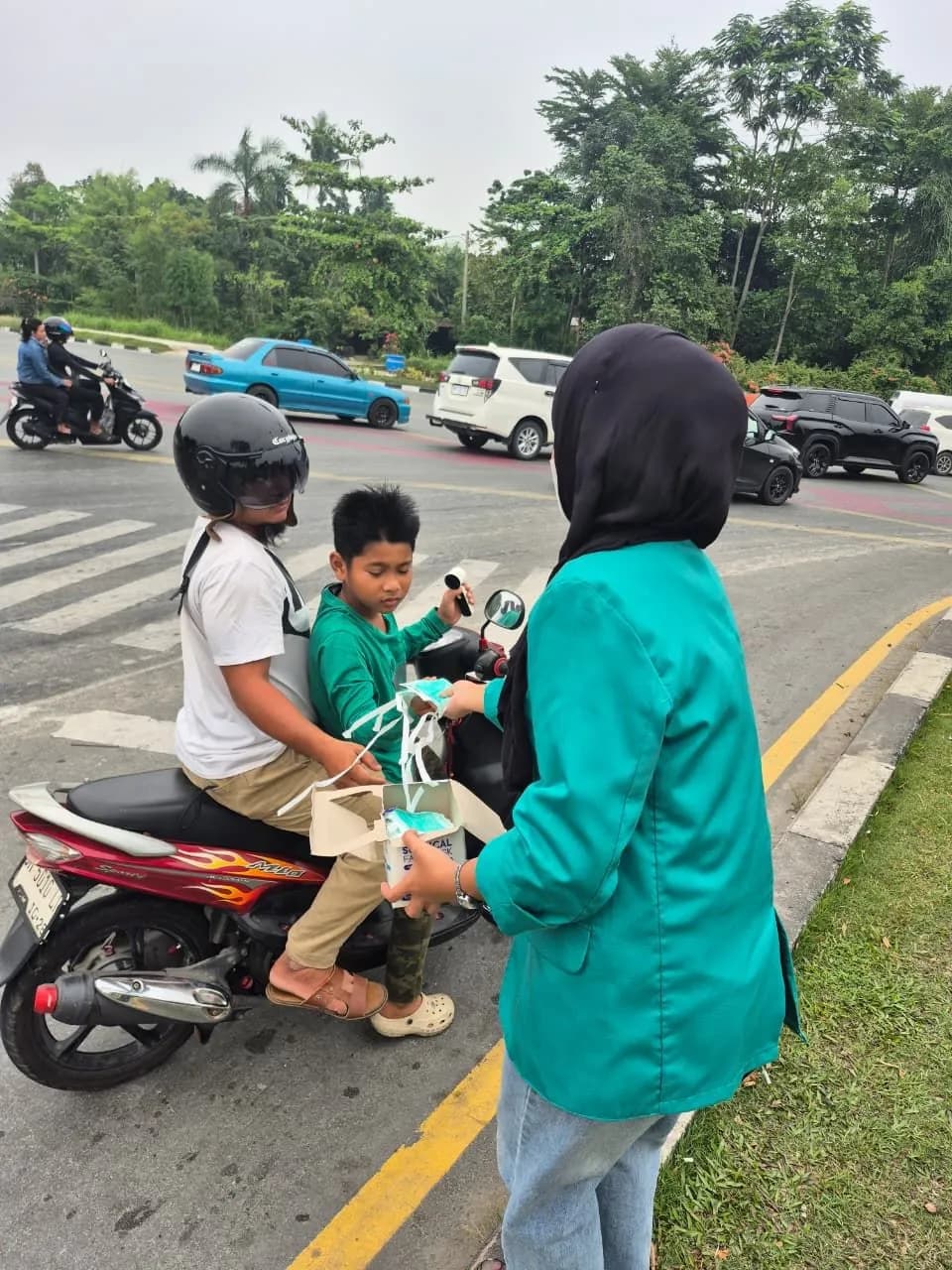 Universitas Hang Tuah Pekanbaru Turunkan Mahasiswa dan Civitas Akademika, Bantu Warga Hadapi Kabut Asap Pekanbaru