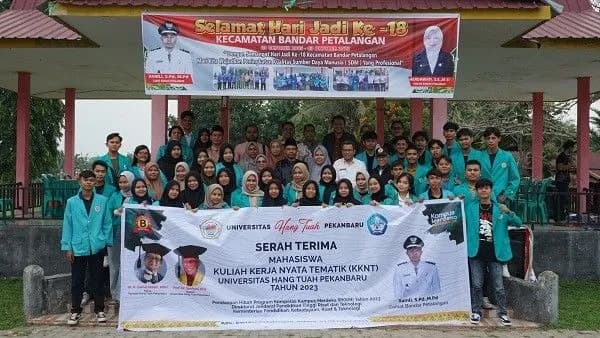 42 Mahasiswa UHTP diserah terimakan ke camat bandar petalangan untuk mengikuti KKN Tematik