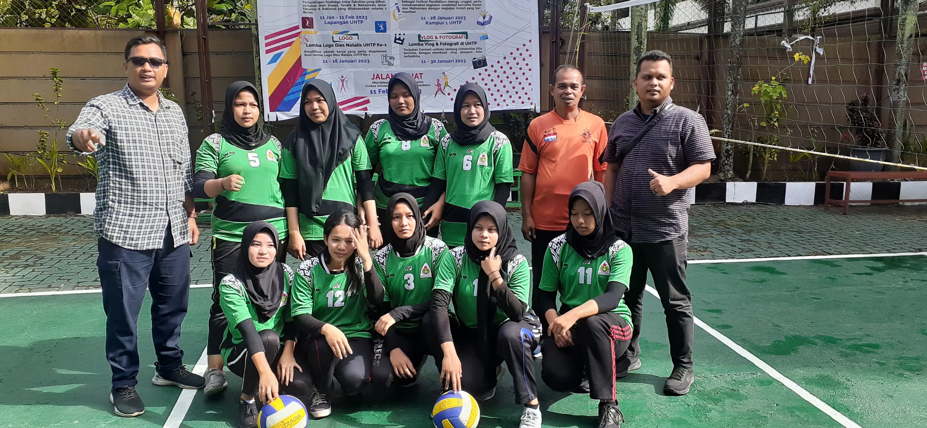 Final Turnamen Bola Voli Antar SMA/SMK/MA Se-Kota Pekanbaru, di lapangan hijau kampus 1 UHTP