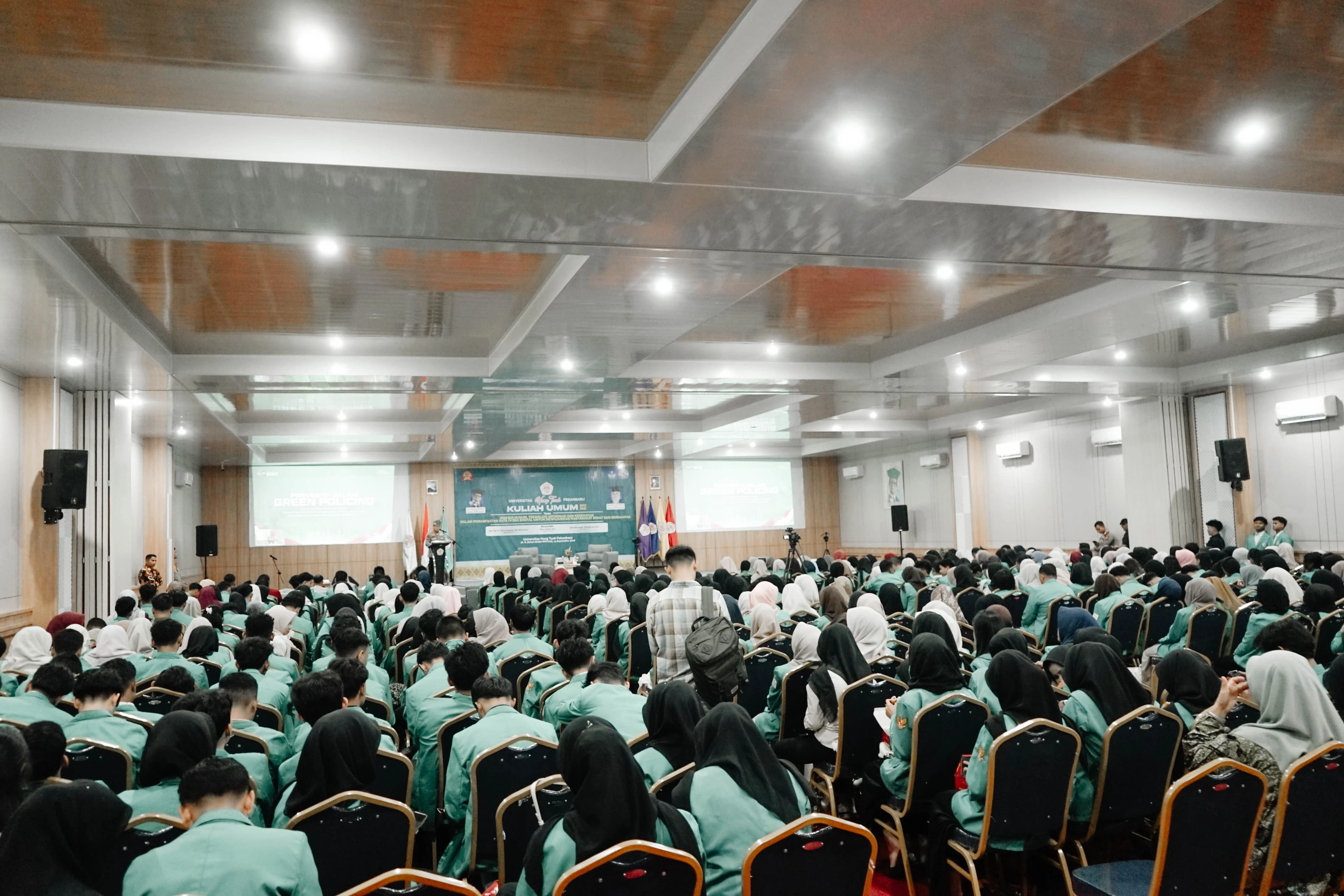 DARI JERMAN KE PEKANBARU, PRAKTISI IT BAGIKAN WAWASAN TEKNOLOGI GLOBAL KEPADA MAHASISWA UHTP