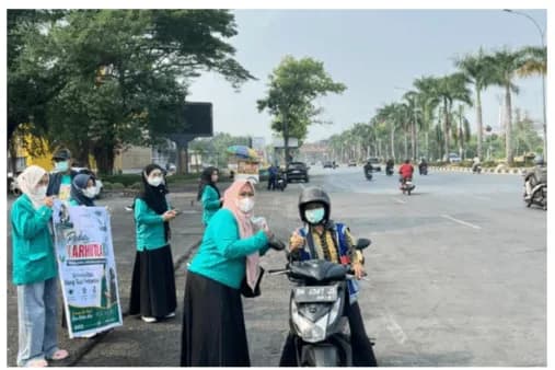 Peduli Karhutla Riau, Fakultas Kesehatan Masyarakat UHT Pekanbaru Bersama Dinkes Bagikan 1.000 Masker ke Masyarakat