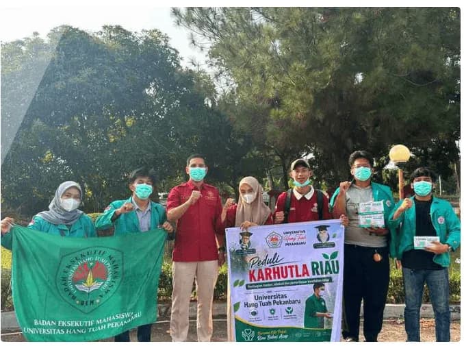 Karhutla Kepung Riau, UHTP dan BEM Turun Bagikan Masker kepada Warga